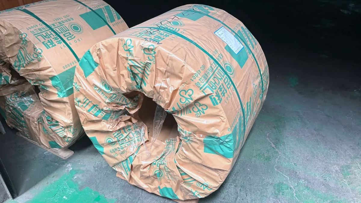 包裝完成的銅捲，牛皮紙外包裝標示品管資訊